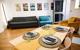 New Luxury Apartment In Central Location Next To Shops, Cafes, Bars & Metro